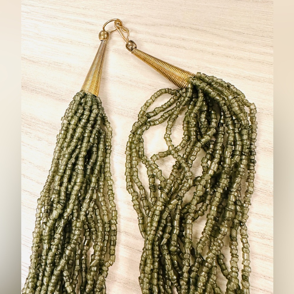 11.5” Green VTG Plastic Beads Rope w/ Gold Intricate Design Pendant Necklace - Picture 3 of 5